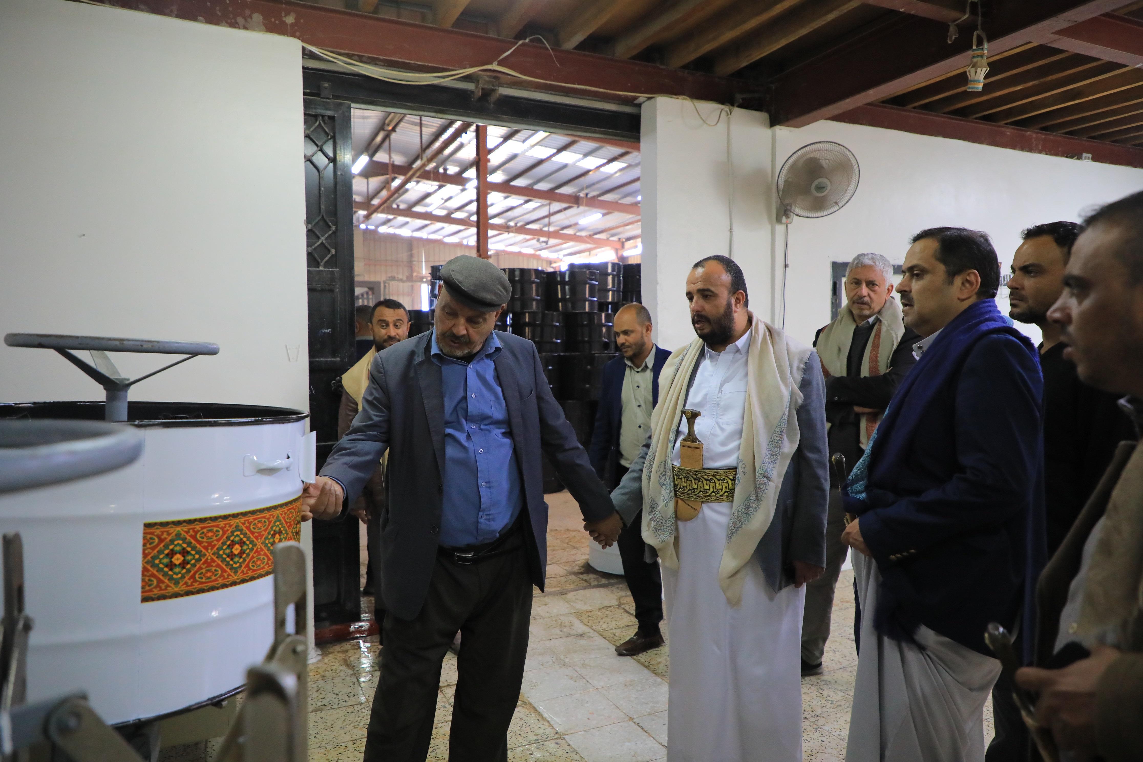 الأستاذ علي محمد الهادي يطلع على المنتجات الجديدة لمصنع العودي للتناوير والأدوات المنزلية