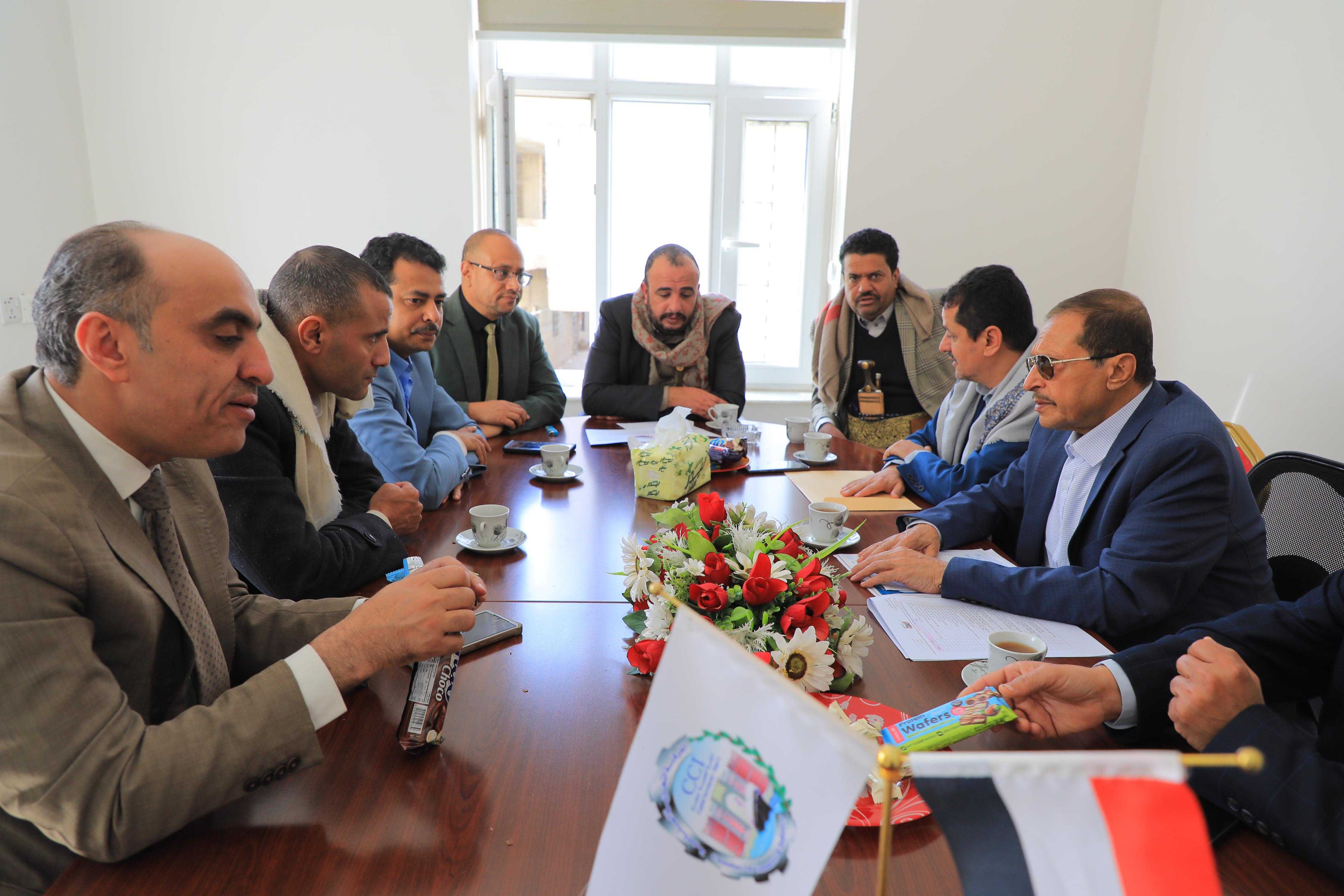 الغرفة ووزارة الشؤون الاجتماعية والعمل تناقشان أفاق تعزيز التعاون لتحسين بيئة العمل